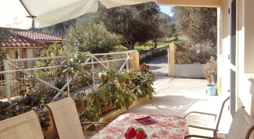 Flamiatos Garden Cottages Poulata ภายนอก รูปภาพ