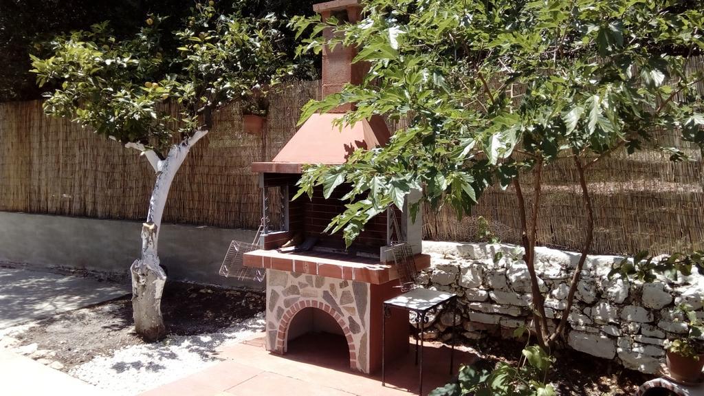 Flamiatos Garden Cottages Poulata ภายนอก รูปภาพ
